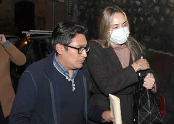 La esposa de Camacho en inmediaciones del penal de Chonchocoro. Foto: APG.