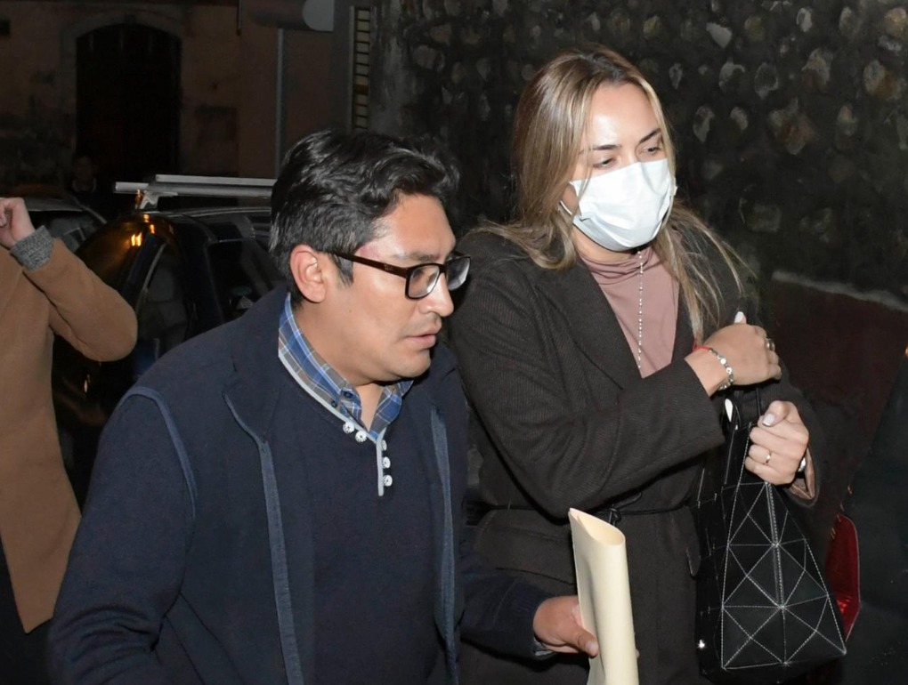 La esposa de Camacho en inmediaciones del penal de Chonchocoro. Foto: APG.