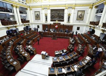 Congreso de Perú debate hasta tres propuestas de adelanto de elecciones.