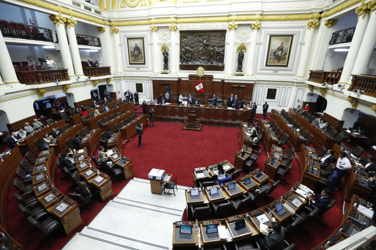 Congreso de Perú debate hasta tres propuestas de adelanto de elecciones.