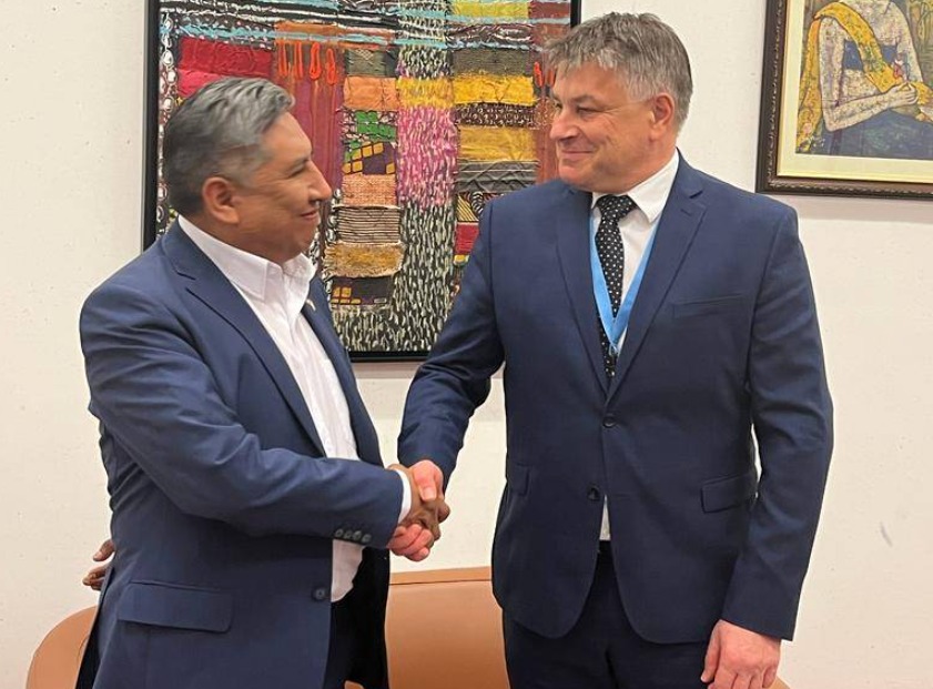 El canciller de Bolivia junto con el representante extranjero. Foto: Rogelio Mayta.
