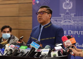 Diputado pide que congresista peruano se disculpe por llamar ‘mantel de chifa’ a la wiphala