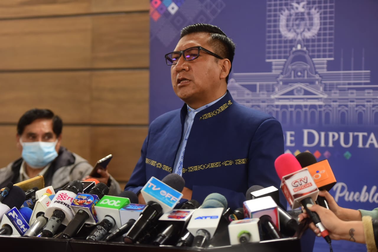 Diputado pide que congresista peruano se disculpe por llamar ‘mantel de chifa’ a la wiphala