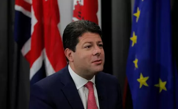 Gibraltar tacha de 'violación grave' que españoles entren en su playa.