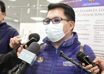 El diputado Cabezas en contacto con la prensa. Foto: Cámara de Diputados.