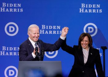 Demócratas dispuestos a luchar por Biden mientras sopesa otro mandato.