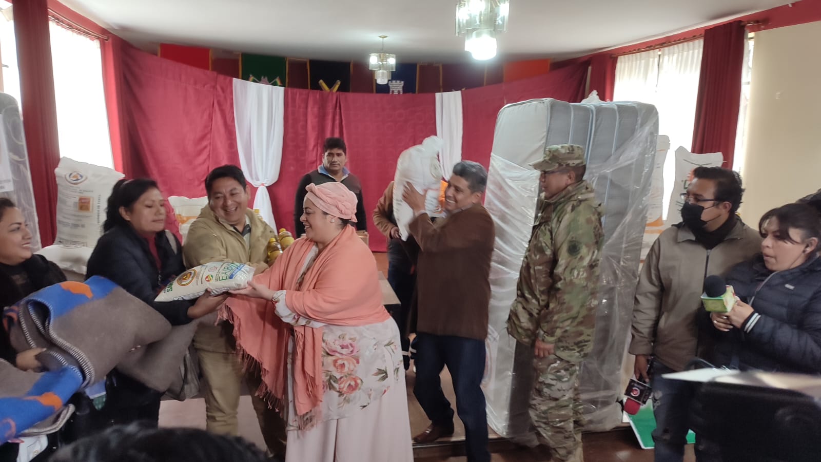 El Gobierno entrega 18 toneladas de ayuda humanitaria a unas 600 familias de Tipuani y Mapiri