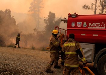 Chile recibe ayuda internacional para combatir incendios.