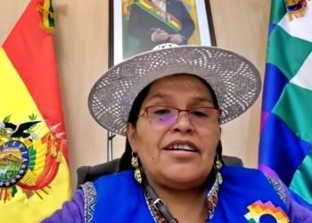 Ministra pide a congresista peruano retractarse por llamar ‘mantel de chifa’ a la wiphala