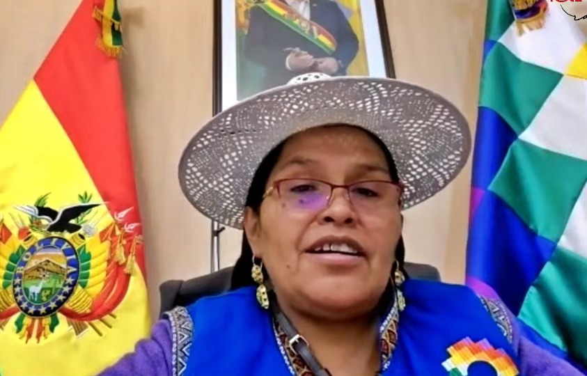 Ministra pide a congresista peruano retractarse por llamar ‘mantel de chifa’ a la wiphala