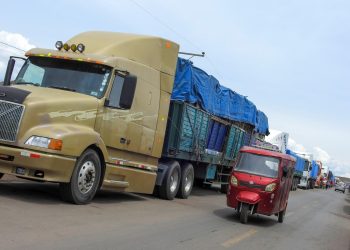 Transportistas piden pase humanitario para el retorno de más 600 camiones parados en Perú