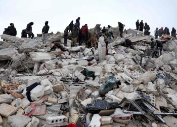 Aumentan a casi 2.600 los muertos en Turquía y Siria por los terremotos.