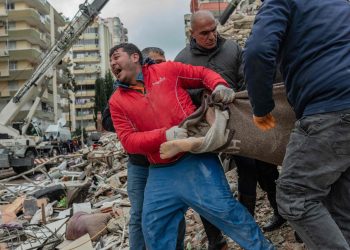 Al menos 3.800 personas fallecieron en el terremoto de magnitud 7,8 en la frontera entre Siria y Turquía.