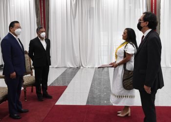 El presidente Arce se reunión con los nuevos diplomáticos. Foto: Cancillería de Bolivia.