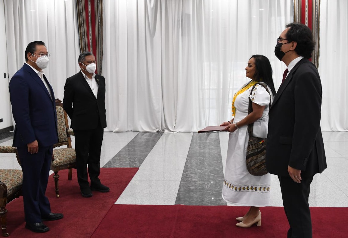 El presidente Arce se reunión con los nuevos diplomáticos. Foto: Cancillería de Bolivia.