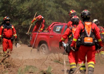 Más de 5.600 bomberos combaten los incendios sin control en Chile.