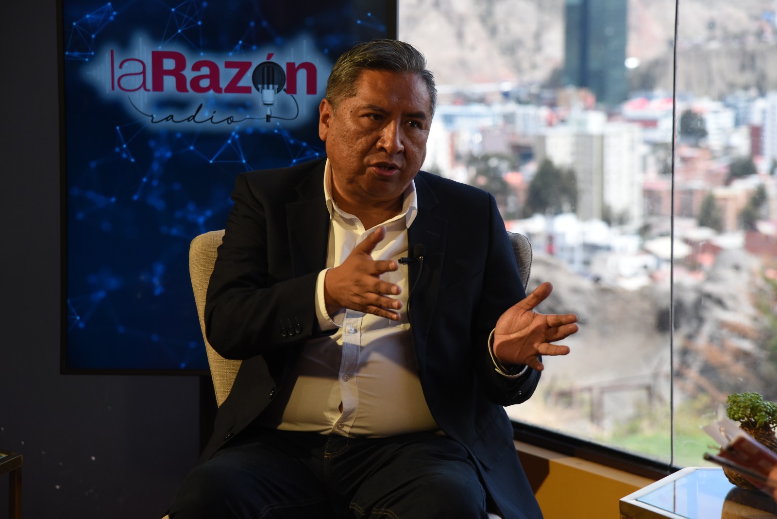 Bolivia acepta disculpas del congresista peruano que llamó ‘mantel de chifa’ a la wiphala