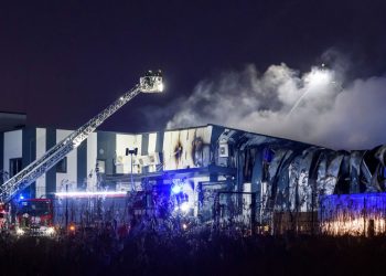 Incendio arrasa en Letonia una fábrica de drones.