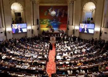 Manifestantes indígenas bloquean el acceso al Congreso de Colombia.