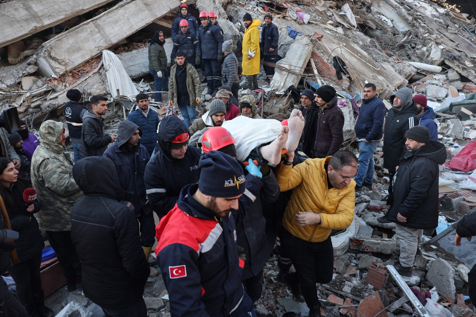 Más de 7.800 muertos por el terremoto en Turquía y Siria.