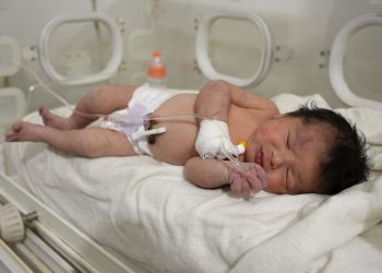Con hematomas, laceraciones, hipotermia y con el cordón umbilical aún unido al de su madre ya fallecida, los socorristas la rescataron.
