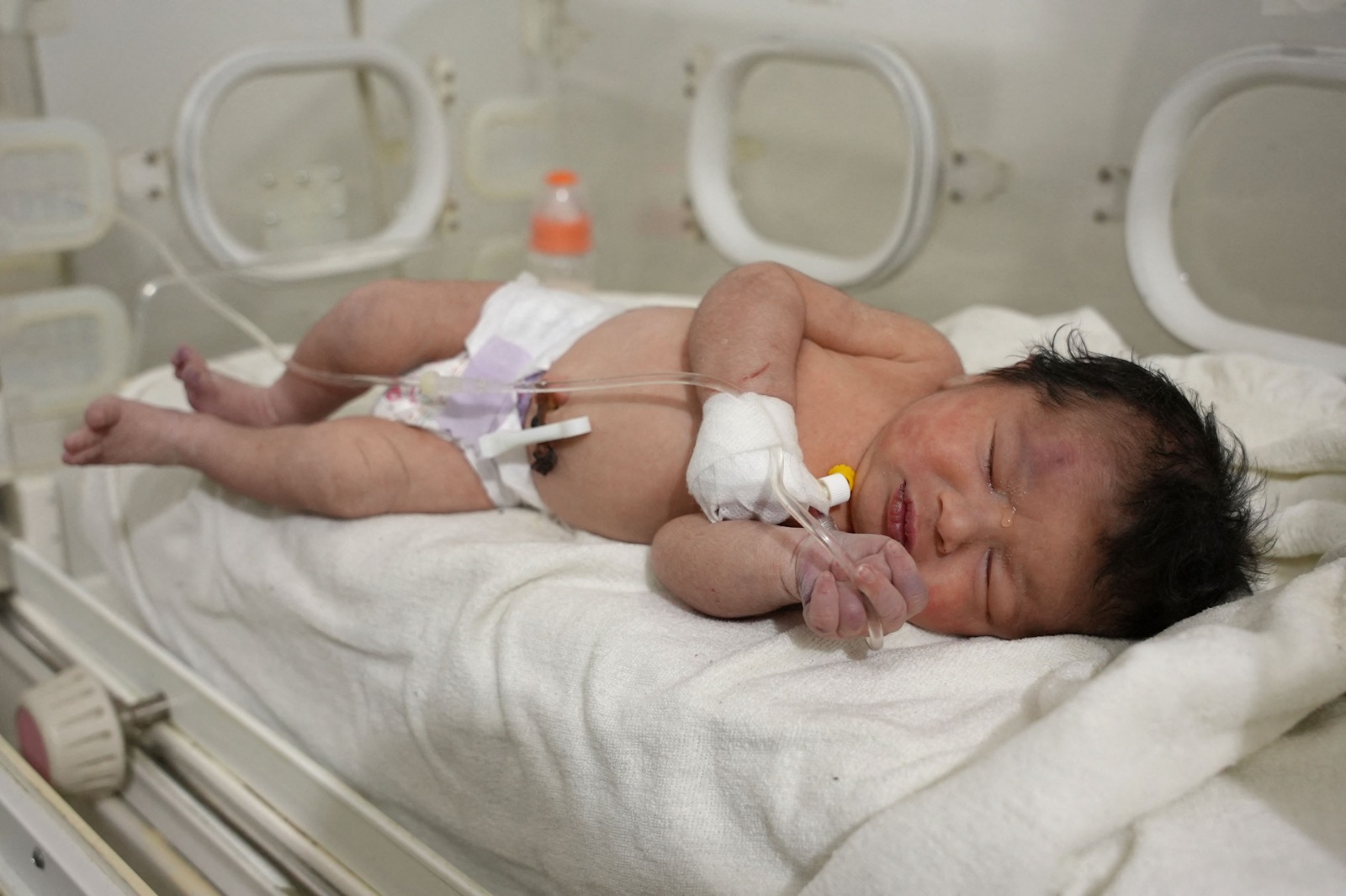 Con hematomas, laceraciones, hipotermia y con el cordón umbilical aún unido al de su madre ya fallecida, los socorristas la rescataron.