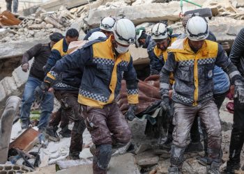 Autoridades elevan a 8.100 el balance de muertos por los terremotos.