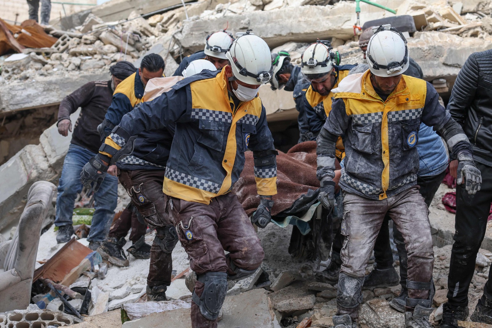 Autoridades elevan a 8.100 el balance de muertos por los terremotos.