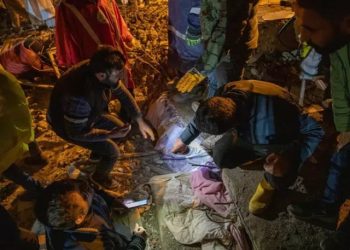 Rescatadas una madre y una niña tras 44 horas bajo los escombros.