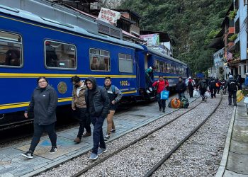 Perú reactiva servicio de trenes a Machu Picchu para población local.