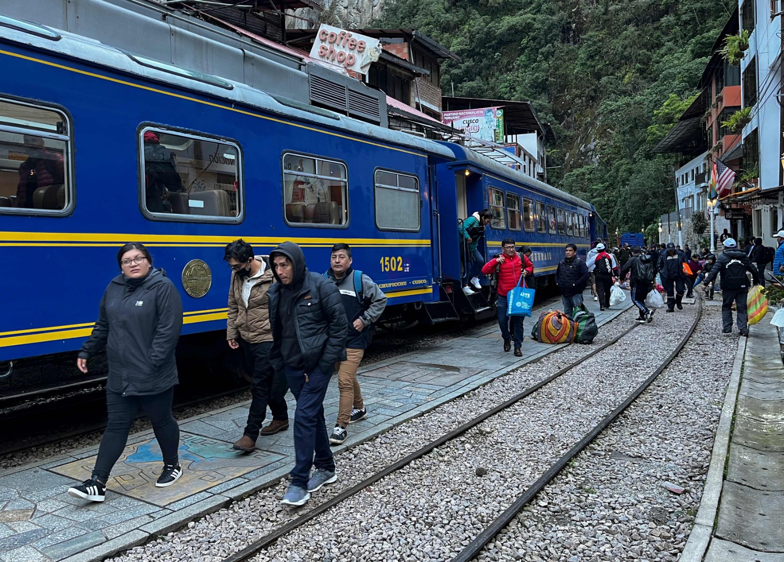 Perú reactiva servicio de trenes a Machu Picchu para población local.