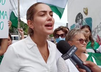 La esposa de Camacho en contacto con la prensa. Foto: Facebook.