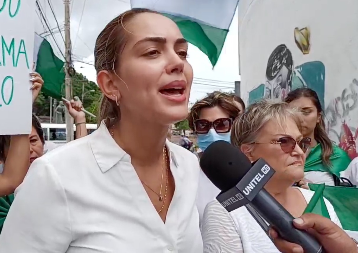 La esposa de Camacho en contacto con la prensa. Foto: Facebook.