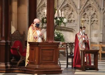 La Iglesia Anglicana aprueba la bendición de parejas del mismo sexo.