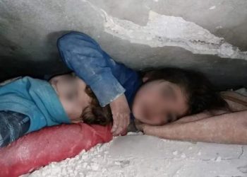 Mariam, de siete años, que protegió entre sus brazos por más de 36 horas a su hermanito IIaaf, soportando el peso de los escombros.
