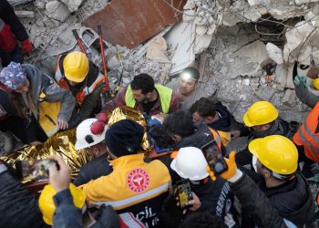 Varios niños salvados tras el sismo en Siria y Turquía.