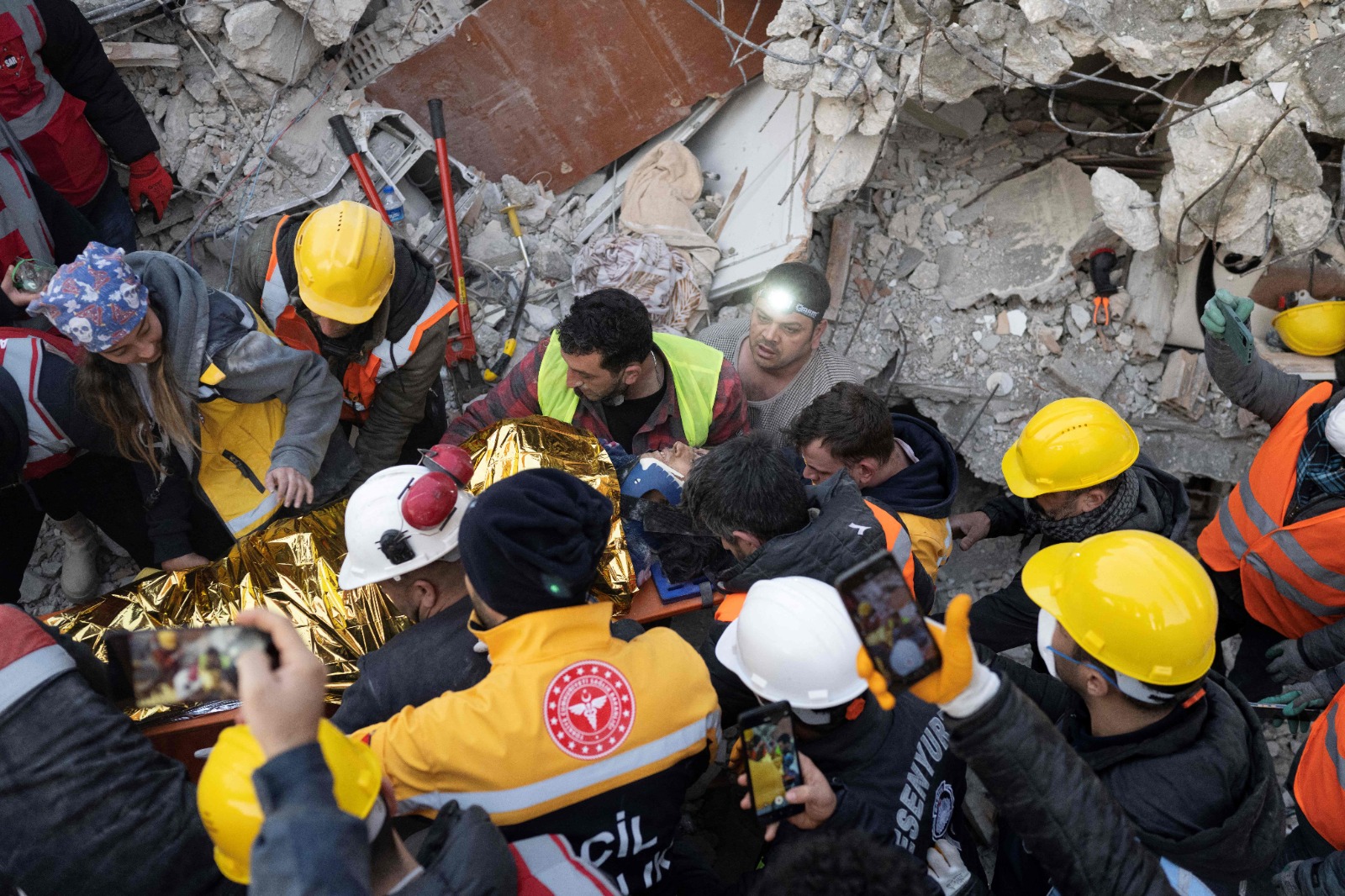 Varios niños salvados tras el sismo en Siria y Turquía.