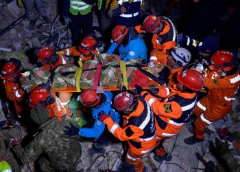 Ascienden a más de 23.600 los muertos por los terremotos.