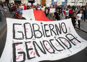 Muere manifestante herido de bala en protestas contra gobierno en Perú.