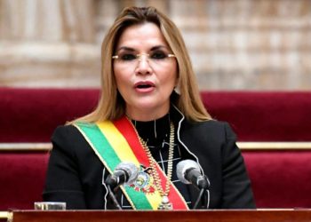 Añez otra vez en la mira de la Justicia por venta irregular de 13,7 millones de litros de Jet Fuel. Foto: AFP.
