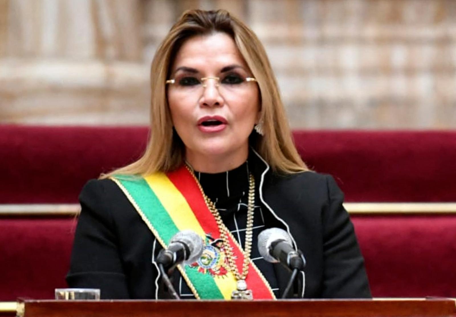 Añez otra vez en la mira de la Justicia por venta irregular de 13,7 millones de litros de Jet Fuel. Foto: AFP.