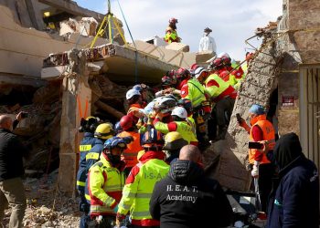 Socorristas austriacos suspenden operaciones de rescate en Turquía.