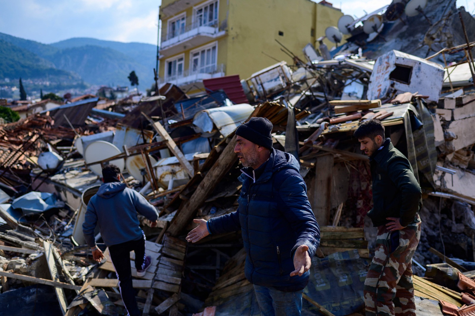 La ayuda llega lentamente a Turquía y Siria tras sismo.