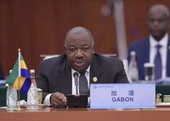El presidente de Gabón propone reducir los mandatos presidenciales.