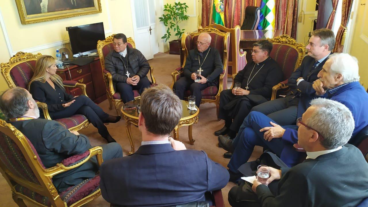 Entre el 10 y 11 de noviembre de 2019, en la UCB, políticos y religiosos planificaron el rol que asumiría Áñez . Foto: Cámara de Senadores.