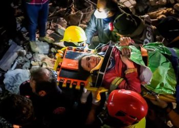 Rescatada de entre los escombros una mujer de 70 años.