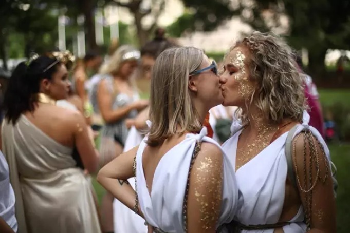 Las mujeres lesbianas, bisexuales y queer enfrentan discriminación.