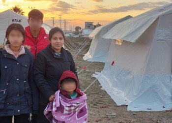 La madre, sus tres hijos (el más pequeño, de nacionalidad turca), estuvieron viviendo en una carpa en la ciudad de Hatay, en Turquía.