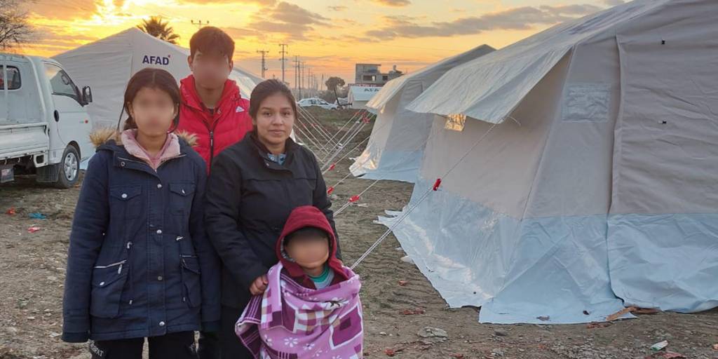 La madre, sus tres hijos (el más pequeño, de nacionalidad turca), estuvieron viviendo en una carpa en la ciudad de Hatay, en Turquía.