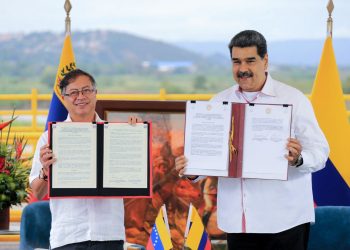 Petro y Maduro firman un acuerdo comercial entre Colombia y Venezuela.